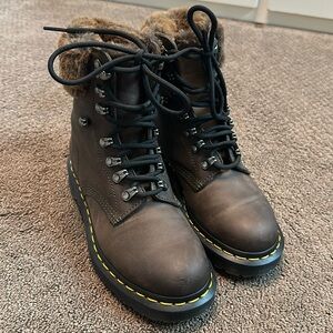 Doc Martens woman’s brown Serena Collar fur 6.5